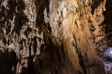 Stiffe mağaraları, San Demetrio ne 'Vestini belediyesinin Stiffe yakınlarındaki Sirente-Velino doğal parkında yer alan bir karst mağara kompleksidir.