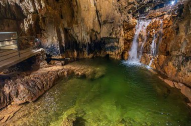 Stiffe mağaraları, San Demetrio ne 'Vestini belediyesinin Stiffe yakınlarındaki Sirente-Velino doğal parkında yer alan bir karst mağara kompleksidir.