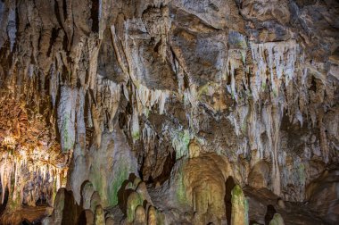 Stiffe mağaraları, San Demetrio ne 'Vestini belediyesinin Stiffe yakınlarındaki Sirente-Velino doğal parkında yer alan bir karst mağara kompleksidir.