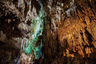 Stiffe mağaraları, San Demetrio ne 'Vestini belediyesinin Stiffe yakınlarındaki Sirente-Velino doğal parkında yer alan bir karst mağara kompleksidir.