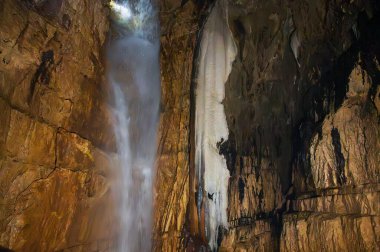 Stiffe mağaraları, San Demetrio ne 'Vestini belediyesinin Stiffe yakınlarındaki Sirente-Velino doğal parkında yer alan bir karst mağara kompleksidir.