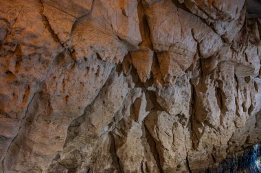 Stiffe mağaraları, San Demetrio ne 'Vestini belediyesinin Stiffe yakınlarındaki Sirente-Velino doğal parkında yer alan bir karst mağara kompleksidir.