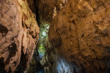 Stiffe mağaraları, San Demetrio ne 'Vestini belediyesinin Stiffe yakınlarındaki Sirente-Velino doğal parkında yer alan bir karst mağara kompleksidir.