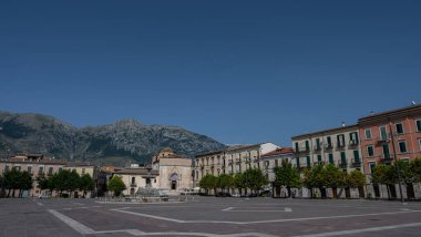 Sulmona, İtalya 'nın L' Aquila eyaletinde yer alan bir şehirdir. Abruzzo 'nun kalbinde, Maiella Ulusal Parkı' nda yer alan Sulmona, şekerli badem üretimiyle tanınır..