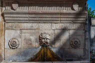 Sanatsal kalitede önemli bir bölümü temsil ediyor. Büyük ihtimalle Abruzzo bölgesinin dışındaki coğrafi bölgelerden gelen işçilerin eserleri..