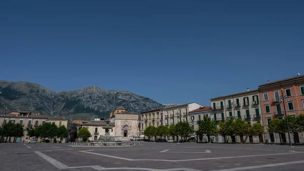 Sulmona, İtalya 'nın L' Aquila eyaletinde yer alan bir şehirdir. Abruzzo 'nun kalbinde, Maiella Ulusal Parkı' nda yer alan Sulmona, şekerli badem üretimiyle tanınır..