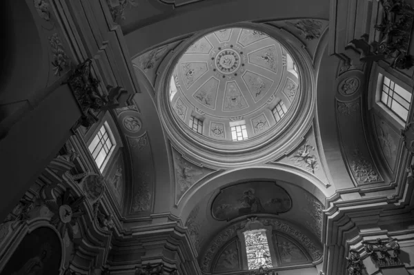 Kilisenin inşaatı 17. yüzyılın ortalarında başladı ve 1677 yılında sona erdi. Piazza Garibaldi 'de, canlı ve kalabalık Borgo Pacentrano' nun içinde yer alır..