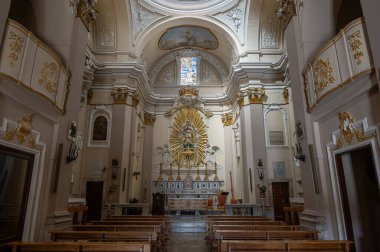 Kilisenin inşaatı 17. yüzyılın ortalarında başladı ve 1677 yılında sona erdi. Piazza Garibaldi 'de, canlı ve kalabalık Borgo Pacentrano' nun içinde yer alır..