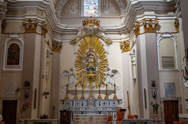Kilisenin inşaatı 17. yüzyılın ortalarında başladı ve 1677 yılında sona erdi. Piazza Garibaldi 'de, canlı ve kalabalık Borgo Pacentrano' nun içinde yer alır..