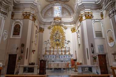 Kilisenin inşaatı 17. yüzyılın ortalarında başladı ve 1677 yılında sona erdi. Piazza Garibaldi 'de, canlı ve kalabalık Borgo Pacentrano' nun içinde yer alır..