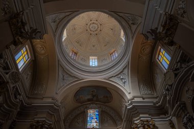 Kilisenin inşaatı 17. yüzyılın ortalarında başladı ve 1677 yılında sona erdi. Piazza Garibaldi 'de, canlı ve kalabalık Borgo Pacentrano' nun içinde yer alır..