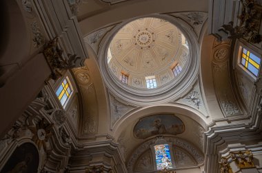 Kilisenin inşaatı 17. yüzyılın ortalarında başladı ve 1677 yılında sona erdi. Piazza Garibaldi 'de, canlı ve kalabalık Borgo Pacentrano' nun içinde yer alır..