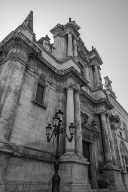 Kilise ve hastane, 1320 yılında Compenitenti kardeşliği tarafından kuruldu. İnşaat, Bakire Meryem 'e ithaf edilmiş bir hatip gibi bazı kutsal varlıklar üzerine kurulmuştu.