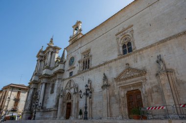 Kilise ve hastane, 1320 yılında Compenitenti kardeşliği tarafından kuruldu. İnşaat, Bakire Meryem 'e ithaf edilmiş bir hatip gibi bazı kutsal varlıklar üzerine kurulmuştu.
