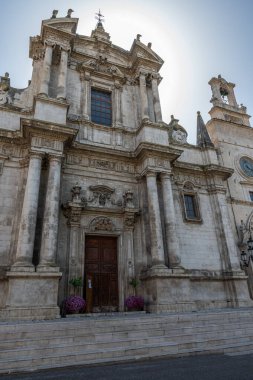 Kilise ve hastane, 1320 yılında Compenitenti kardeşliği tarafından kuruldu. İnşaat, Bakire Meryem 'e ithaf edilmiş bir hatip gibi bazı kutsal varlıklar üzerine kurulmuştu.