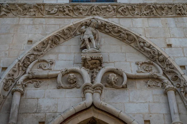 1320年 教会と病院が開業した この建物は聖母マリアに捧げられた装飾品のような神聖な存在に重ねられていた — ストック写真