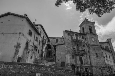 Scanno, Abruzzo. Scanno, Abruzzo 'nun L' Aquila iline bağlı 1782 nüfuslu bir İtalyan şehridir. Marsican Dağları 'nın çevresindeki belediye binası.