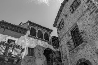 Scanno, Abruzzo. Scanno, Abruzzo 'nun L' Aquila iline bağlı 1782 nüfuslu bir İtalyan şehridir. Marsican Dağları 'nın çevresindeki belediye binası.