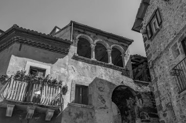 Scanno, Abruzzo. Scanno, Abruzzo 'nun L' Aquila iline bağlı 1782 nüfuslu bir İtalyan şehridir. Marsican Dağları 'nın çevresindeki belediye binası.