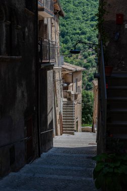 Scanno, Abruzzo. Scanno, Abruzzo 'nun L' Aquila iline bağlı 1782 nüfuslu bir İtalyan şehridir. Marsican Dağları 'nın çevresindeki belediye binası.