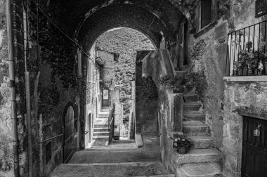 Scanno, Abruzzo. Scanno, Abruzzo 'nun L' Aquila iline bağlı 1782 nüfuslu bir İtalyan şehridir. Marsican Dağları 'nın çevresindeki belediye binası.