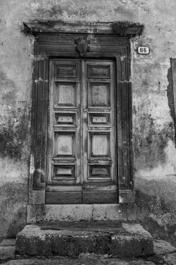 Scanno, Abruzzo. Scanno, Abruzzo 'nun L' Aquila iline bağlı 1782 nüfuslu bir İtalyan şehridir. Marsican Dağları 'nın çevresindeki belediye binası.