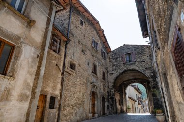 Scanno, Abruzzo. Scanno, Abruzzo 'nun L' Aquila iline bağlı 1782 nüfuslu bir İtalyan şehridir. Marsican Dağları 'nın çevresindeki belediye binası.