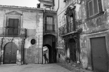 Scanno, Abruzzo. Scanno, Abruzzo 'nun L' Aquila iline bağlı 1782 nüfuslu bir İtalyan şehridir. Marsican Dağları 'nın çevresindeki belediye binası.