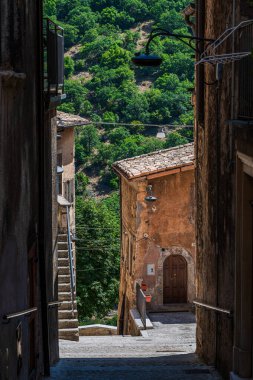 Scanno, Abruzzo. Scanno, Abruzzo 'nun L' Aquila iline bağlı 1782 nüfuslu bir İtalyan şehridir. Marsican Dağları 'nın çevresindeki belediye binası.
