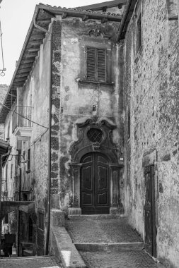 Scanno, Abruzzo. Scanno, Abruzzo 'nun L' Aquila iline bağlı 1782 nüfuslu bir İtalyan şehridir. Marsican Dağları 'nın çevresindeki belediye binası.