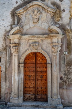 Scanno, Abruzzo. Scanno, Abruzzo 'nun L' Aquila iline bağlı 1782 nüfuslu bir İtalyan şehridir. Marsican Dağları 'nın çevresindeki belediye binası.