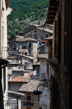 Scanno, Abruzzo. Scanno, Abruzzo 'nun L' Aquila iline bağlı 1782 nüfuslu bir İtalyan şehridir. Marsican Dağları 'nın çevresindeki belediye binası.