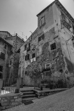 Scanno, Abruzzo. Scanno, Abruzzo 'nun L' Aquila iline bağlı 1782 nüfuslu bir İtalyan şehridir. Marsican Dağları 'nın çevresindeki belediye binası.
