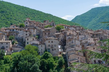 Scanno, Abruzzo. Scanno, Abruzzo 'nun L' Aquila iline bağlı 1782 nüfuslu bir İtalyan şehridir. Marsican Dağları 'nın çevresindeki belediye binası.