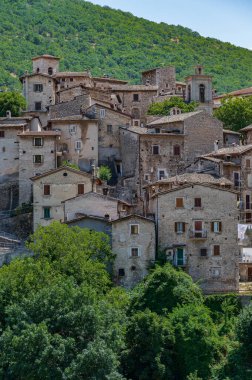 Scanno, Abruzzo. Scanno, Abruzzo 'nun L' Aquila iline bağlı 1782 nüfuslu bir İtalyan şehridir. Marsican Dağları 'nın çevresindeki belediye binası.