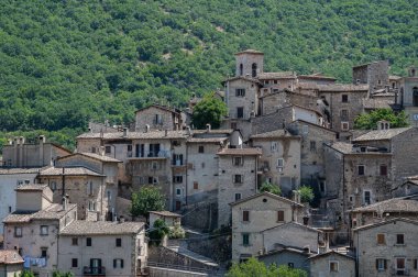 Scanno, Abruzzo. Scanno, Abruzzo 'nun L' Aquila iline bağlı 1782 nüfuslu bir İtalyan şehridir. Marsican Dağları 'nın çevresindeki belediye binası.