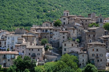 Scanno, Abruzzo. Scanno, Abruzzo 'nun L' Aquila iline bağlı 1782 nüfuslu bir İtalyan şehridir. Marsican Dağları 'nın çevresindeki belediye binası.