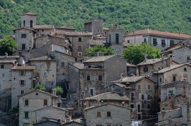 Scanno, Abruzzo. Scanno, Abruzzo 'nun L' Aquila iline bağlı 1782 nüfuslu bir İtalyan şehridir. Marsican Dağları 'nın çevresindeki belediye binası.