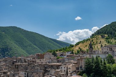 Scanno, Abruzzo. Scanno, Abruzzo 'nun L' Aquila iline bağlı 1782 nüfuslu bir İtalyan şehridir. Marsican Dağları 'nın çevresindeki belediye binası.