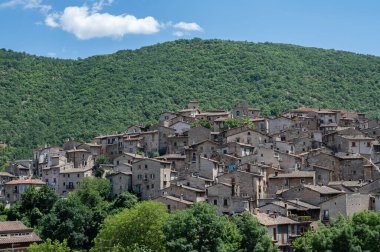 Scanno, Abruzzo. Scanno, Abruzzo 'nun L' Aquila iline bağlı 1782 nüfuslu bir İtalyan şehridir. Marsican Dağları 'nın çevresindeki belediye binası.
