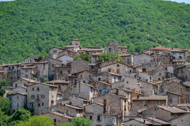 Scanno, Abruzzo. Scanno, Abruzzo 'nun L' Aquila iline bağlı 1782 nüfuslu bir İtalyan şehridir. Marsican Dağları 'nın çevresindeki belediye binası.