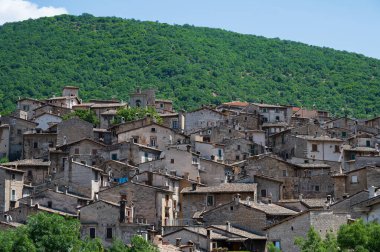 Scanno, Abruzzo. Scanno, Abruzzo 'nun L' Aquila iline bağlı 1782 nüfuslu bir İtalyan şehridir. Marsican Dağları 'nın çevresindeki belediye binası.