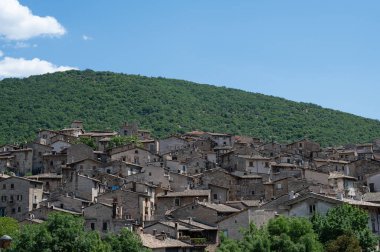 Scanno, Abruzzo. Scanno, Abruzzo 'nun L' Aquila iline bağlı 1782 nüfuslu bir İtalyan şehridir. Marsican Dağları 'nın çevresindeki belediye binası.