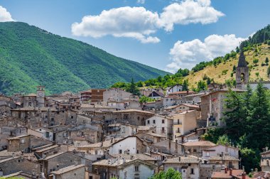Scanno, Abruzzo. Scanno, Abruzzo 'nun L' Aquila iline bağlı 1782 nüfuslu bir İtalyan şehridir. Marsican Dağları 'nın çevresindeki belediye binası..