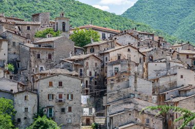 Scanno, Abruzzo. Scanno, Abruzzo 'nun L' Aquila iline bağlı 1782 nüfuslu bir İtalyan şehridir. Marsican Dağları 'nın çevresindeki belediye binası..