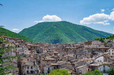 Scanno, Abruzzo. Scanno, Abruzzo 'nun L' Aquila iline bağlı 1782 nüfuslu bir İtalyan şehridir. Marsican Dağları 'nın çevresindeki belediye binası..