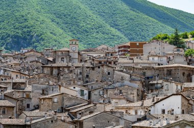 Scanno, Abruzzo. Scanno, Abruzzo 'nun L' Aquila iline bağlı 1782 nüfuslu bir İtalyan şehridir. Marsican Dağları 'nın çevresindeki belediye binası..