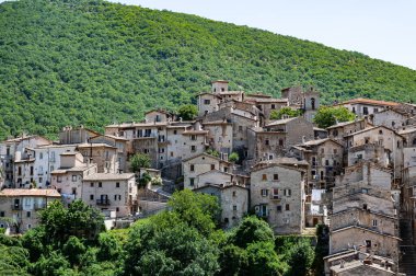 Scanno, Abruzzo. Scanno, Abruzzo 'nun L' Aquila iline bağlı 1782 nüfuslu bir İtalyan şehridir. Marsican Dağları 'nın çevresindeki belediye binası..
