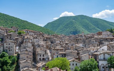 Scanno, Abruzzo. Scanno, Abruzzo 'nun L' Aquila iline bağlı 1782 nüfuslu bir İtalyan şehridir. Marsican Dağları 'nın çevresindeki belediye binası..