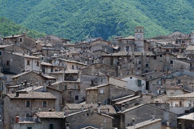 Scanno, Abruzzo. Scanno, Abruzzo 'nun L' Aquila iline bağlı 1782 nüfuslu bir İtalyan şehridir. Marsican Dağları 'nın çevresindeki belediye binası..